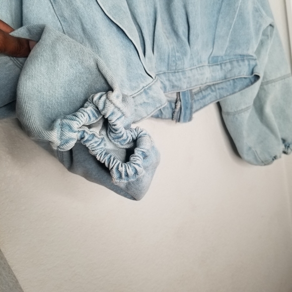 Nasty Gal V Neck Volume Sleeve Denim Crop Top - Picture 5 of 8